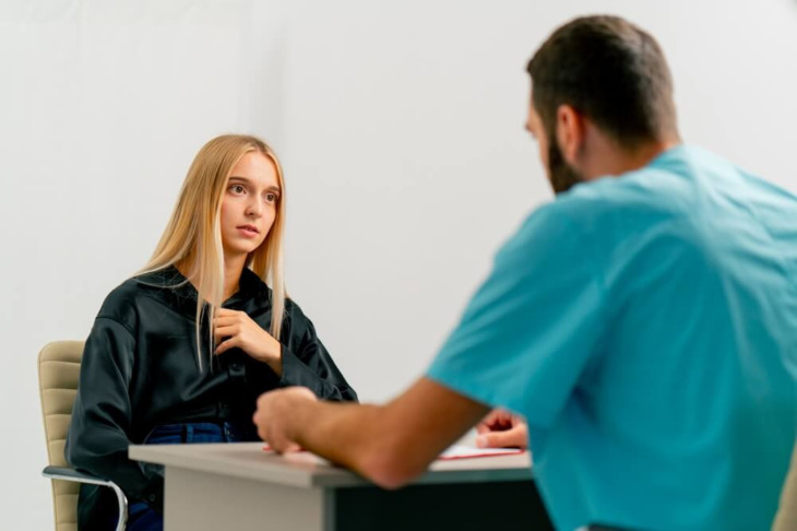 A woman speaking with a doctor. Learn more about the kratom withdrawal timeline, including symptoms and detox steps, here.